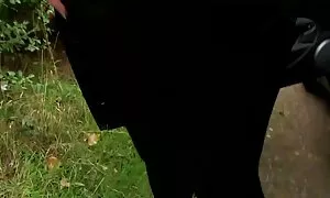 Gadis dengan masturbasi membantu aksi seks melayu orang-orang jauh-jauh dari bola sepak.