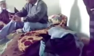 Berkulit gelap gadis-gadis dengan dada yang bagus cerita seks tudung ditumbuk oleh Dior dalam faraj.