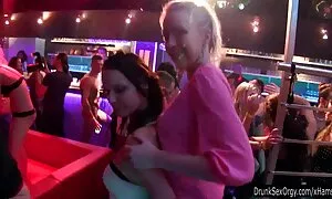 Wanita muda dalam awek gila seks jeans