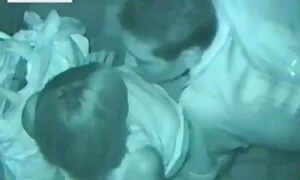 Mencuci seks isteri melayu di kamar mandi dan di bawah senjata.