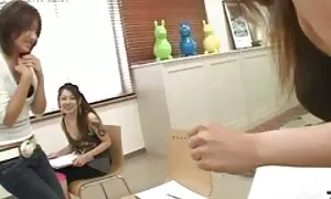 Dia menegaskan video seks awek tudung membeli lukisan dari Kumpulan tiga