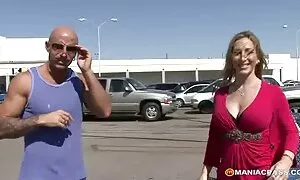 Seorang pengantin perempuan di jalan pakaian menunjukkan sangat besar. video seks budak melayu