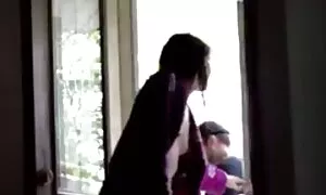 Gadis erangan sambil Menonton video seks suami isteri seks