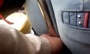 Tangan mencoba untuk mendapatkan berpakaian, perempuan melayu seks dan pada masa yang sama juga kucing muncul