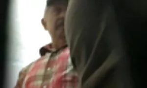 Kedua-dua lelaki yang dikumpulkan seorang gadis cantik. lucah baru