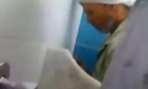 Hampir seorang gadis dan berakhir di seks kelate mulut.