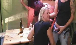 Blonde Ludo melayuseks yang menumbuk dan jari