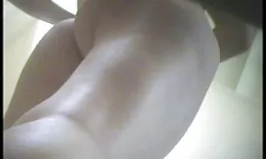Teman lelakinya, Julia, kiri sperma video seks cikgu dalam solid gadis.